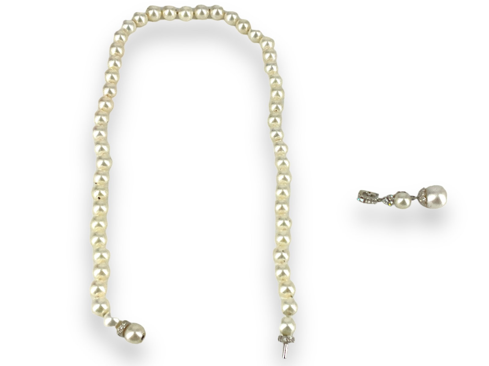 Classy Cultured Pearl and Diamond Necklace: Classy Cultured Pearl and Diamond Necklace Beautiful necklace is approx 17î long, has hidden clasp by pendant drop, is made in 18k tested white gold (no hallmarks found). There are 2 rondels with