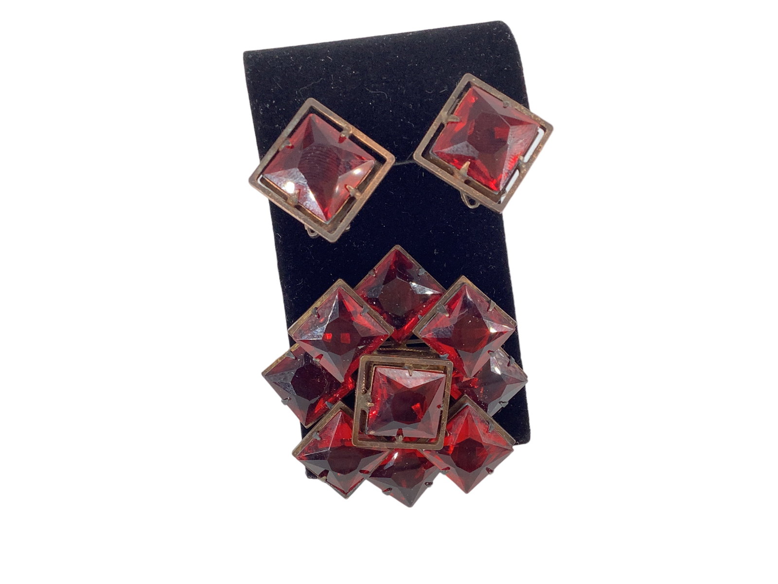 ìSchreiner New Yorkî Intense Red Checkerboard Brooch and Earrings: ìSchreiner New Yorkî Intense Red Checkerboard Brooch and Earrings Deep red brooch is 2 1/2î wide and made up of 9 layered square cut faceted crystals set in a bronze color frame. Brooch