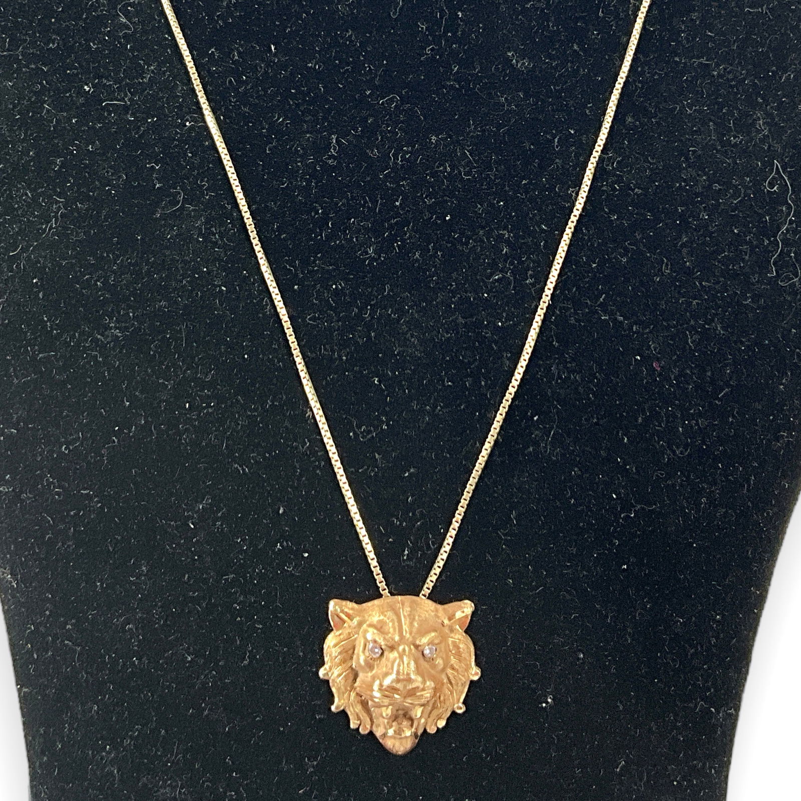 14kt Yellow Gold Necklace With a Gold Lion Pendant With Diamonds (1 of 6)