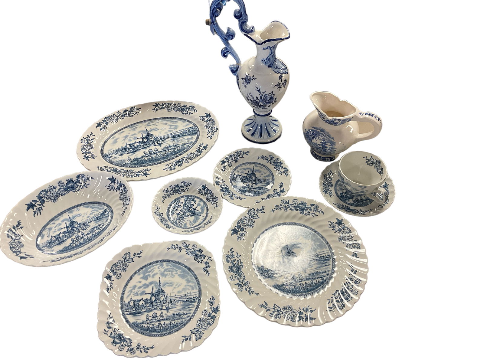 Tulip Time Johnson Bros Dinnerware. (1 of 2)