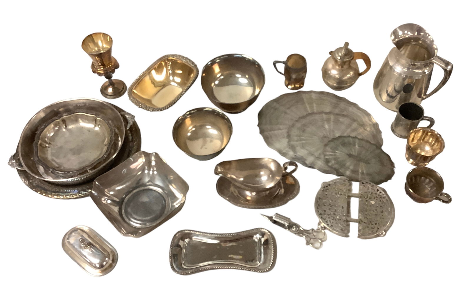 Various Metal Table Accessories: Various Metal Table Accessories Lot of 22. Bowls ranging from 6î-7.5î wide, thin trivets ranging from 7.5î-13.5î, expanding trivet, candle wick trimmer, mugs, serving platters and