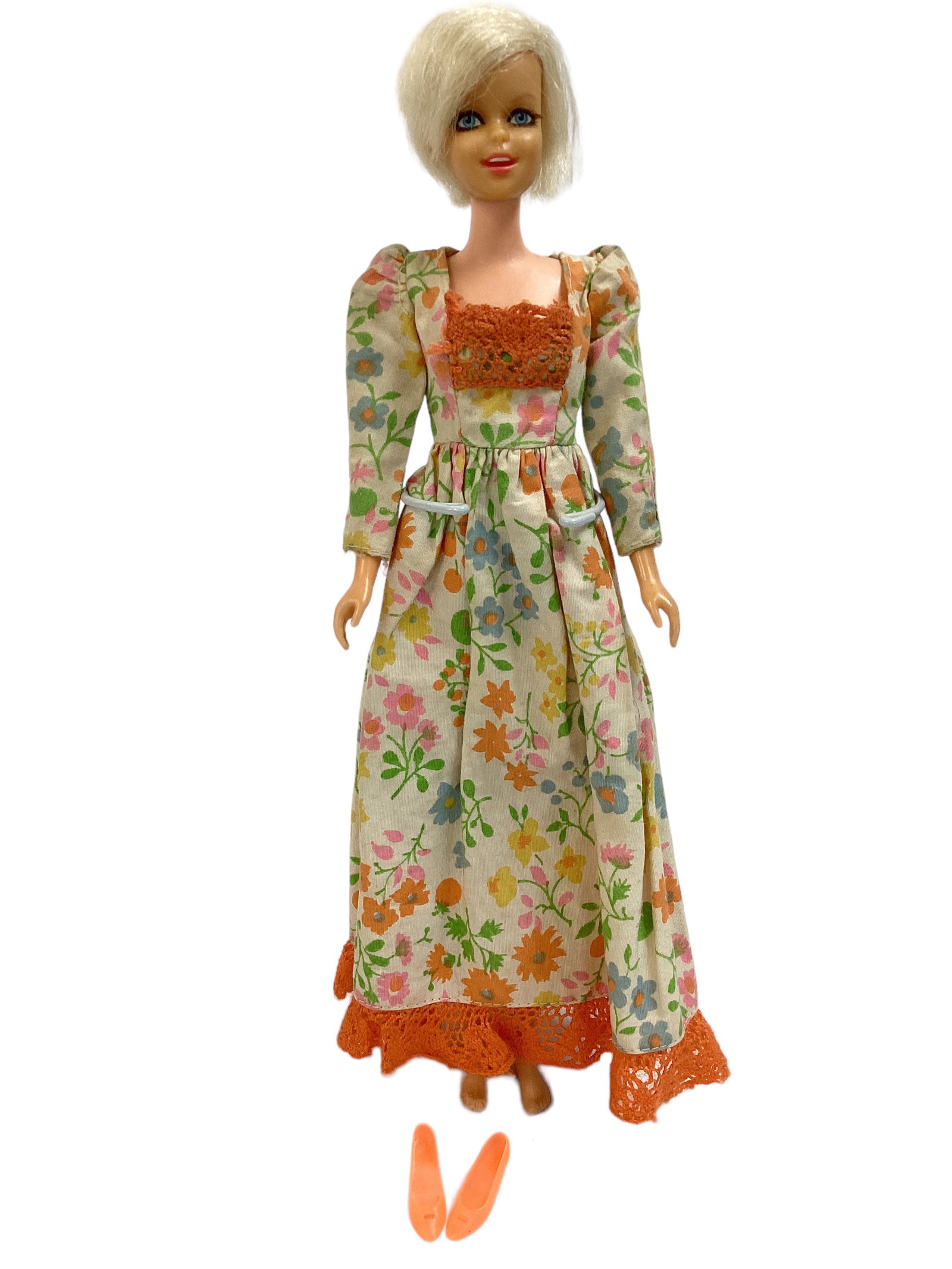 (1) TNT TWIGGY DOLL WEARING OLDE LOOK DRESS (HTF): (1) TNT TWIGGY DOLL WEARING OLDE LOOK DRESS (HTF) (1) Twiggy doll with a TNT body, legs click 3 times & holds pose, long eyelashes, toothy smile, no neck splits or green ear. There is a couple of smal