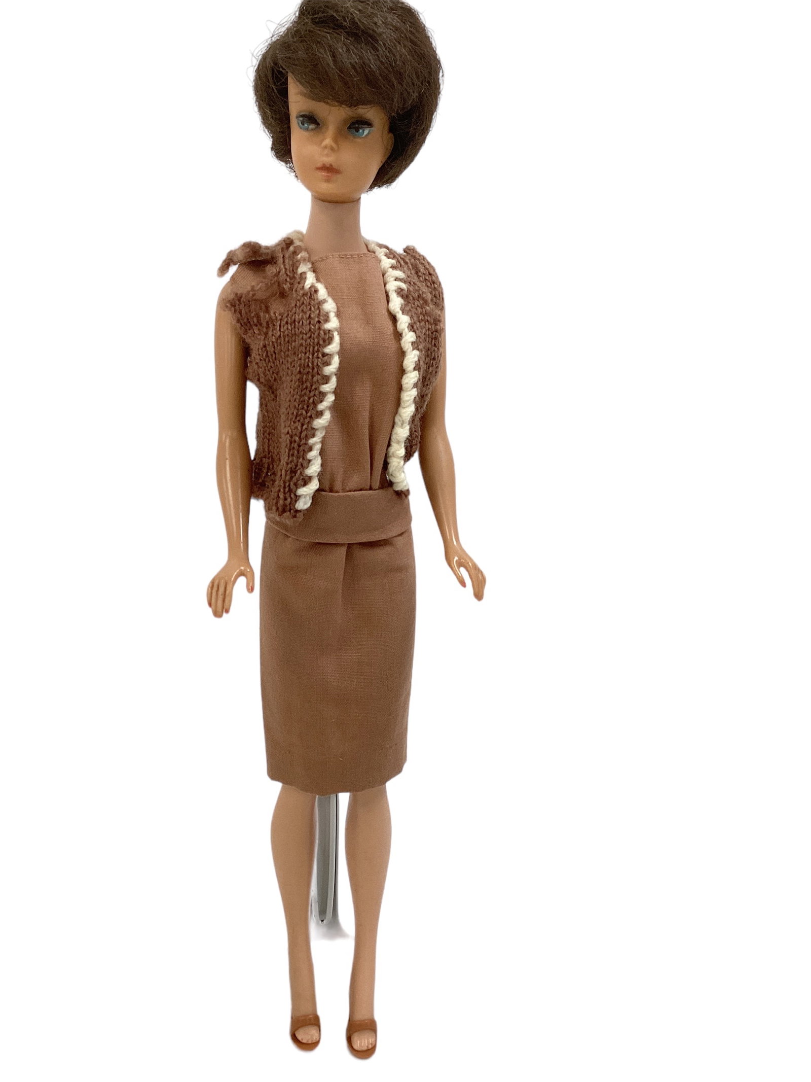VERY NICE BUBBLECUT BARBIE WEARING SORORITY MEETING: VERY NICE BUBBLECUT BARBIE WEARING SORORITY MEETING (1) Brunette Bubblecut in very good condition-no green ear-no neck splits-finger nails painted. She is wearing Sorority Meeting with sweater in bad 
