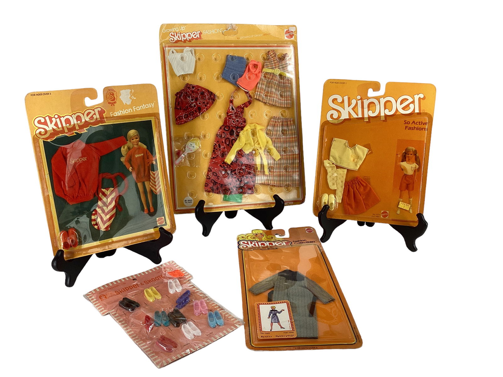5 Skipper Fashion Packs, 4 are NIB: 5 Skipper Fashion Packs, 4 are NIB #7979 Asst. 4883 So Active Fashions pack, NIB #4876 Asst. 4883 Pool Party! NIB #1942 Asst. 1946 Fashion Collectibles pack NIB 49-31123 #9659 Growing Up Skipper pack
