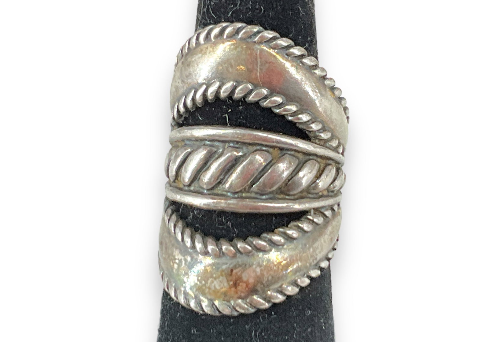 Sharp Rope Design Silver Ring: Sharp Rope Design Silver Ring Ring is tested silver, is a size 6 and weighs a substantial 11.40 grams. Ring rides north-south on finger approx 1 1/4î - edges have a rope design and no hallmarks a
