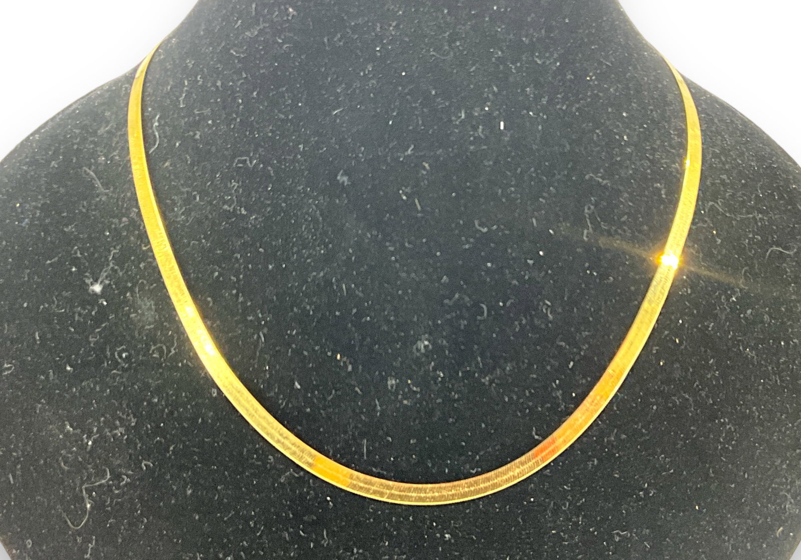 14kt Yellow Gold Necklace: 14kt Yellow Gold Necklace Herringbone chain measuring (16î) in length (3.7mm wide) Italian made with a lobster clasp closure (6.3 grams tw).