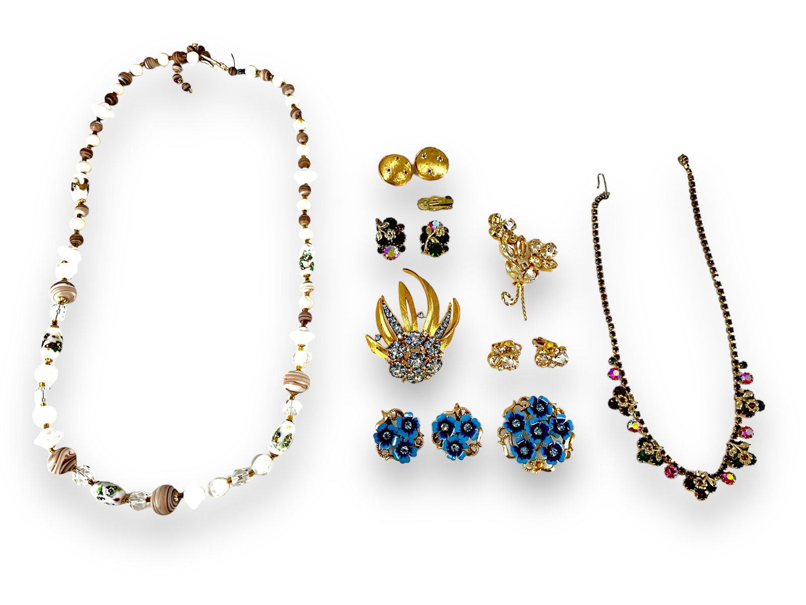 Pretty Vintage Beads: Pretty Vintage Beads Lot includes vintage glass bead necklace, gold-tone ìLisnerî brand pin (missing a stone), vintage gold-tone clip earrings, matching ìAvonî blue floral pin and 