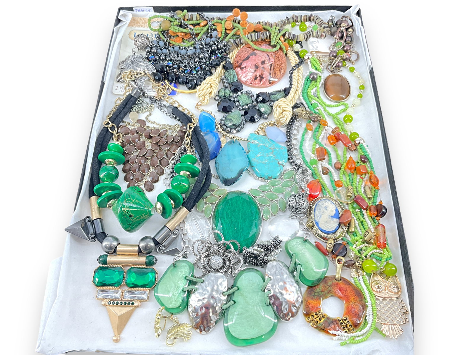 Over 17 Pieces of Fashion!: Over 17 Pieces of Fashion! Great costume jewelry pieces in this lot include pins, earrings, impressive necklaces and different mediums such as crystals, metal and others. Pretty lot!
