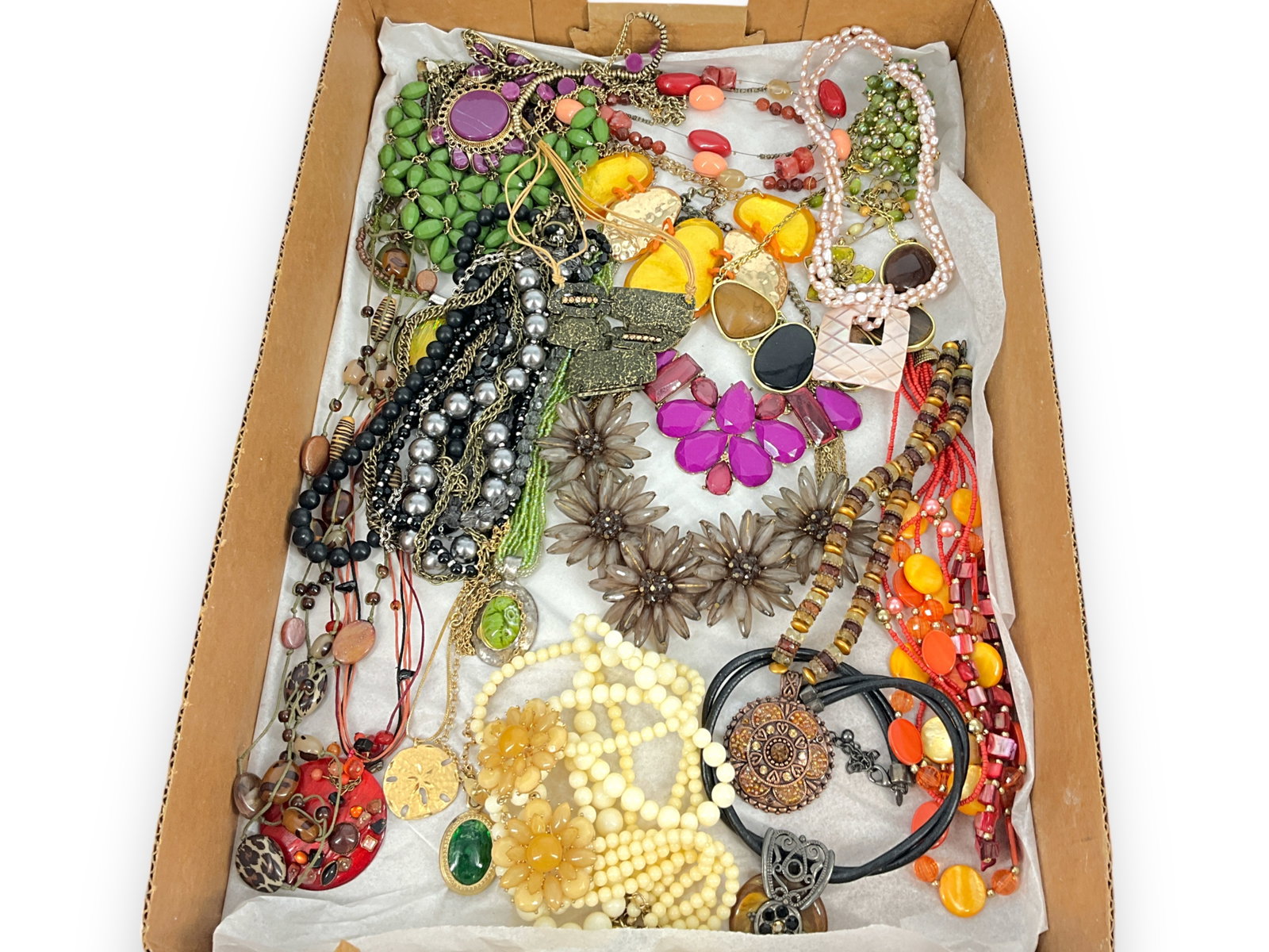 Lots of Fashion Necklaces!: Lots of Fashion Necklaces! Fashion necklaces abound in this lot and includes beads, flowers, metal chains, bold statement pieces and more. Over 20 pieces!