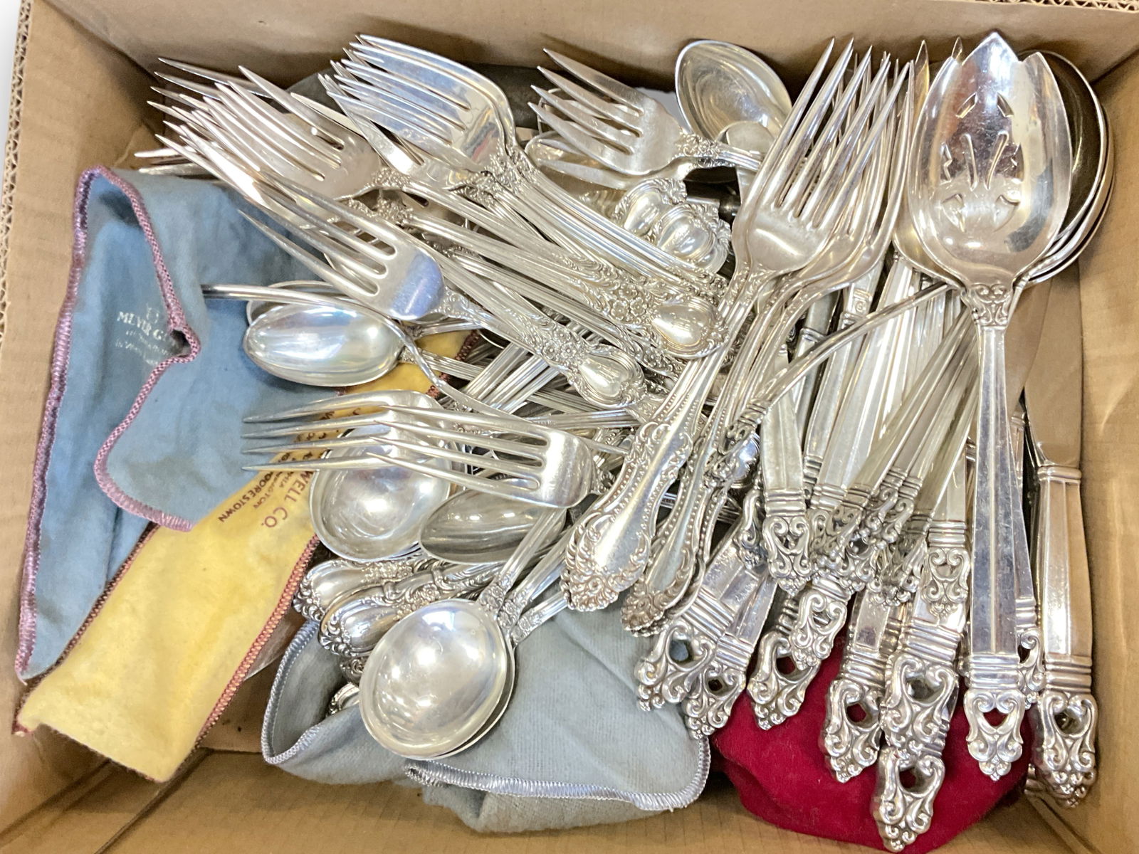 Sterling, Silverplate and Sterling Handled Flatware and Serveware - 112.85 Troy Ounces: Sterling, Silverplate and Sterling Handled Flatware and Serveware - 112.85 Troy Ounces Unmatched flatware from manufacturers including Lunt and International. Plate and sterling handled items not incl