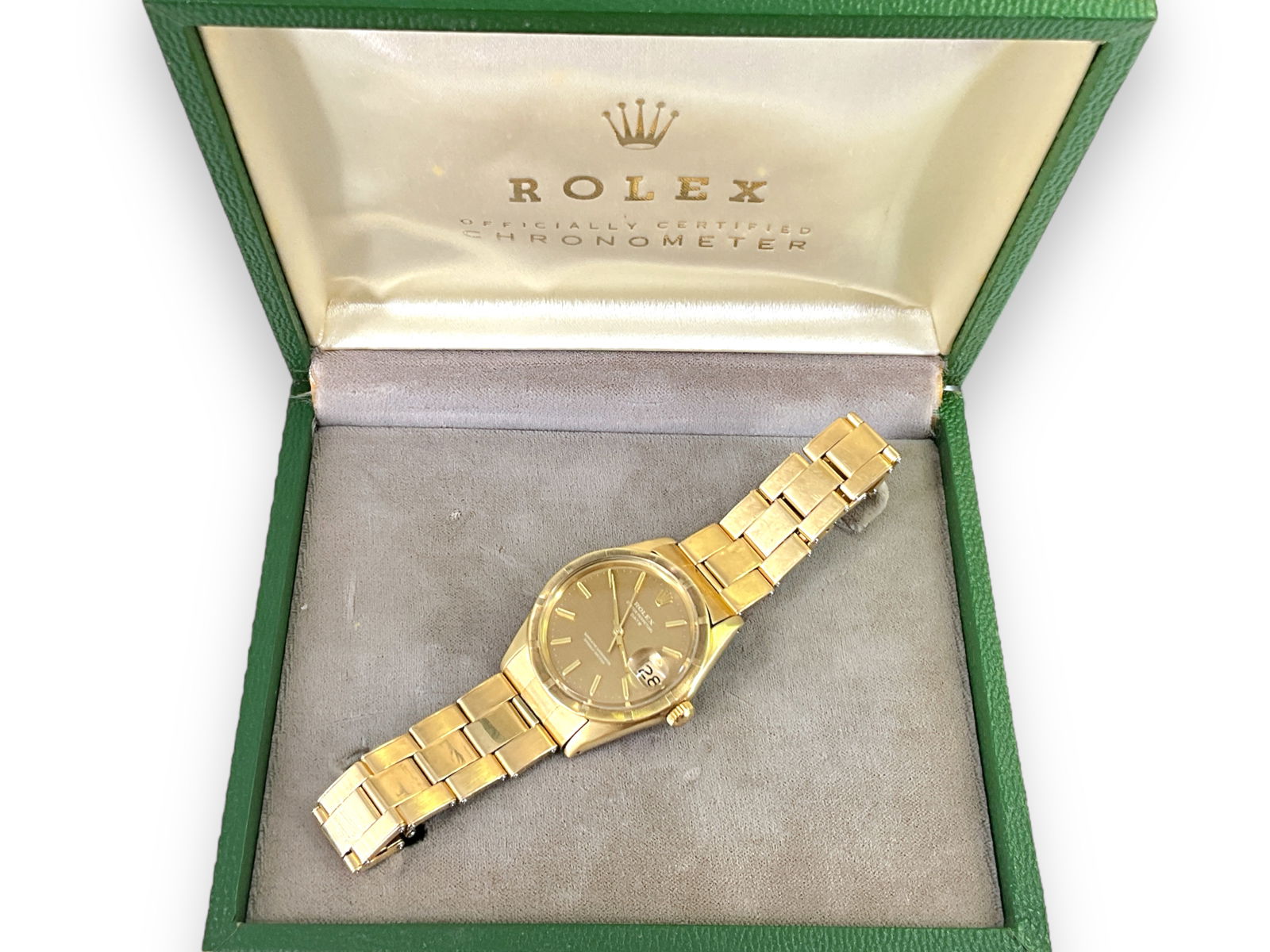 Rolex 1501 Oyster Perpetual Date Wrist Watch in Branded Rolex Box: Rolex 1501 Oyster Perpetual Date Wrist Watch in Branded Rolex Box Sets and runs at time of listing, with automatic mechanical movement, case and band stamped and tested 14kt yellow gold, oyster bracel