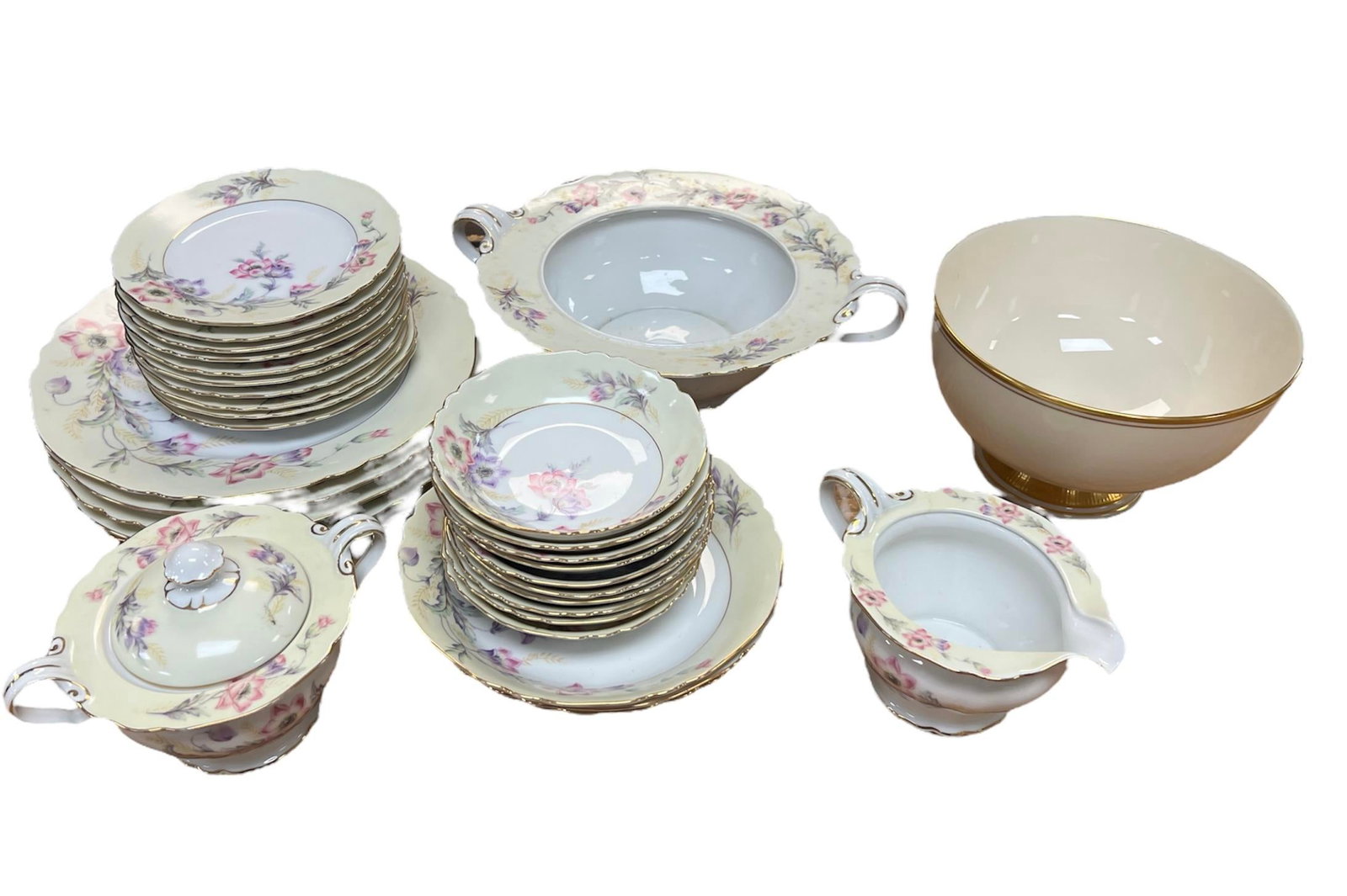 31 Pieces of Bavaria China and One Lenox Bowl: 31 Pieces of Bavaria China and One Lenox Bowl