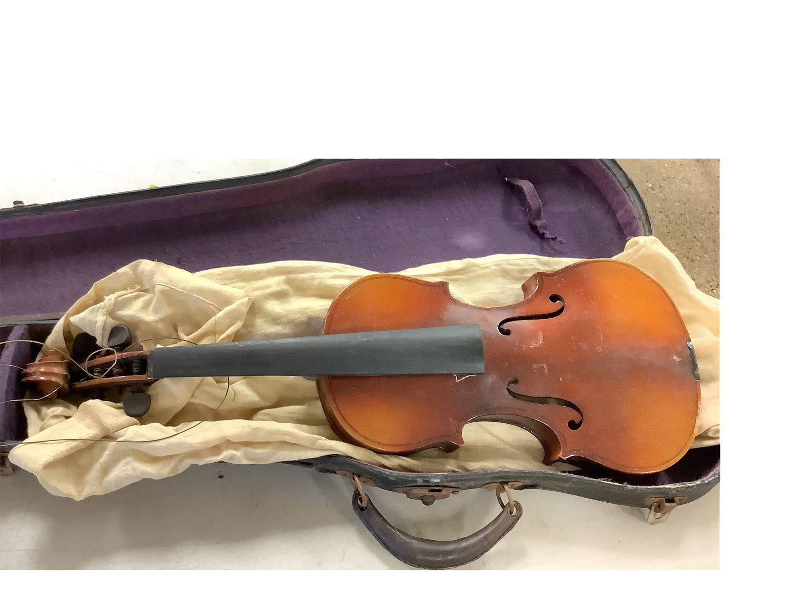 Violin In Need of Repair: Violin In Need of Repair Violin in need of repair. Significant age and wear. Case and bag are included. Body of the instrument appears to be in good shape. A little love could possibly bring new life