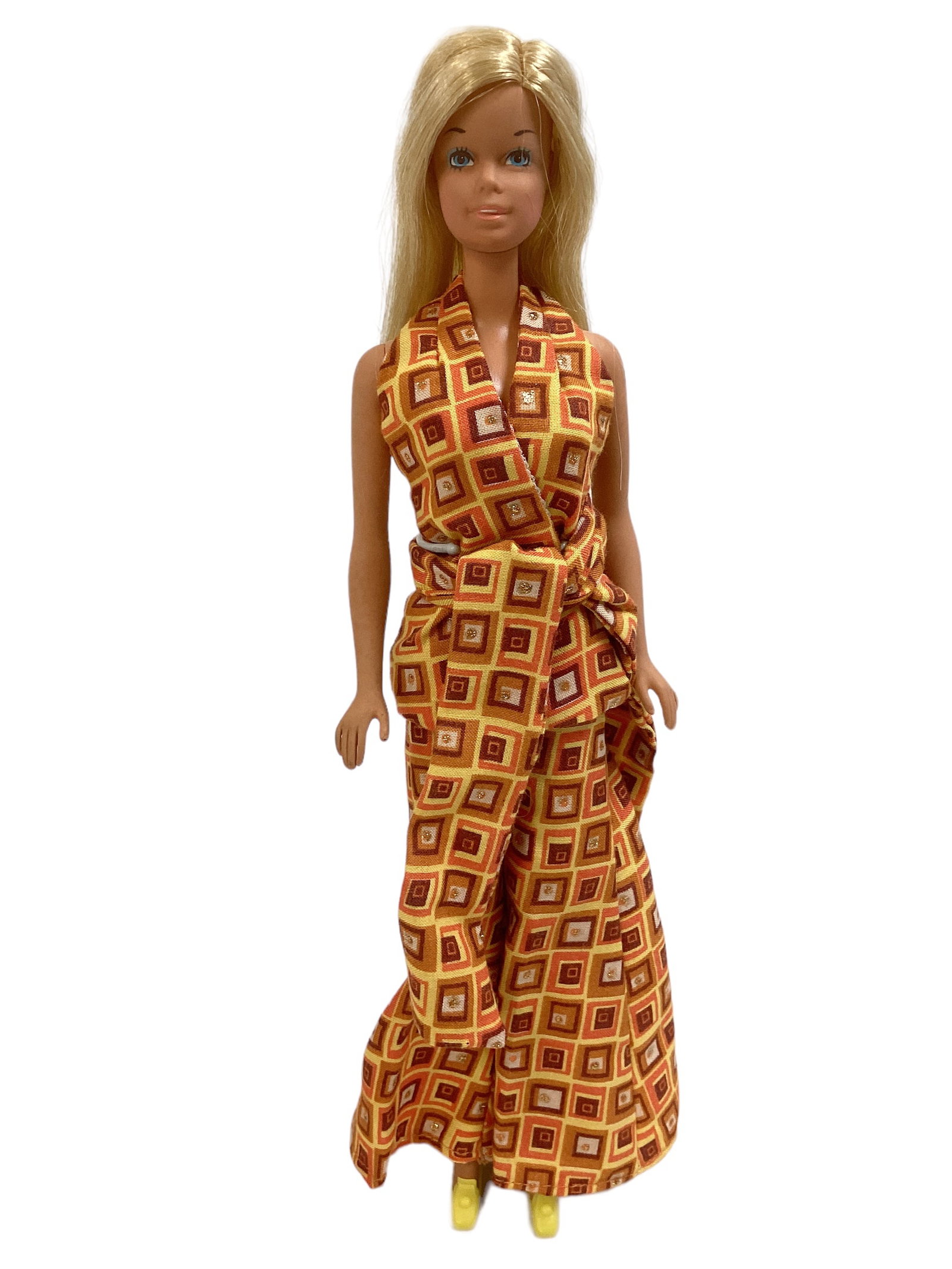 Beautiful Malibu Barbie Doll: Beautiful Malibu Barbie Doll (1) Malibu Barbie Doll with long soft blond hair & Barbie is in very good condition. Barbie is wearing a non-Barbie outfit that is very cool and funky which comes with yel