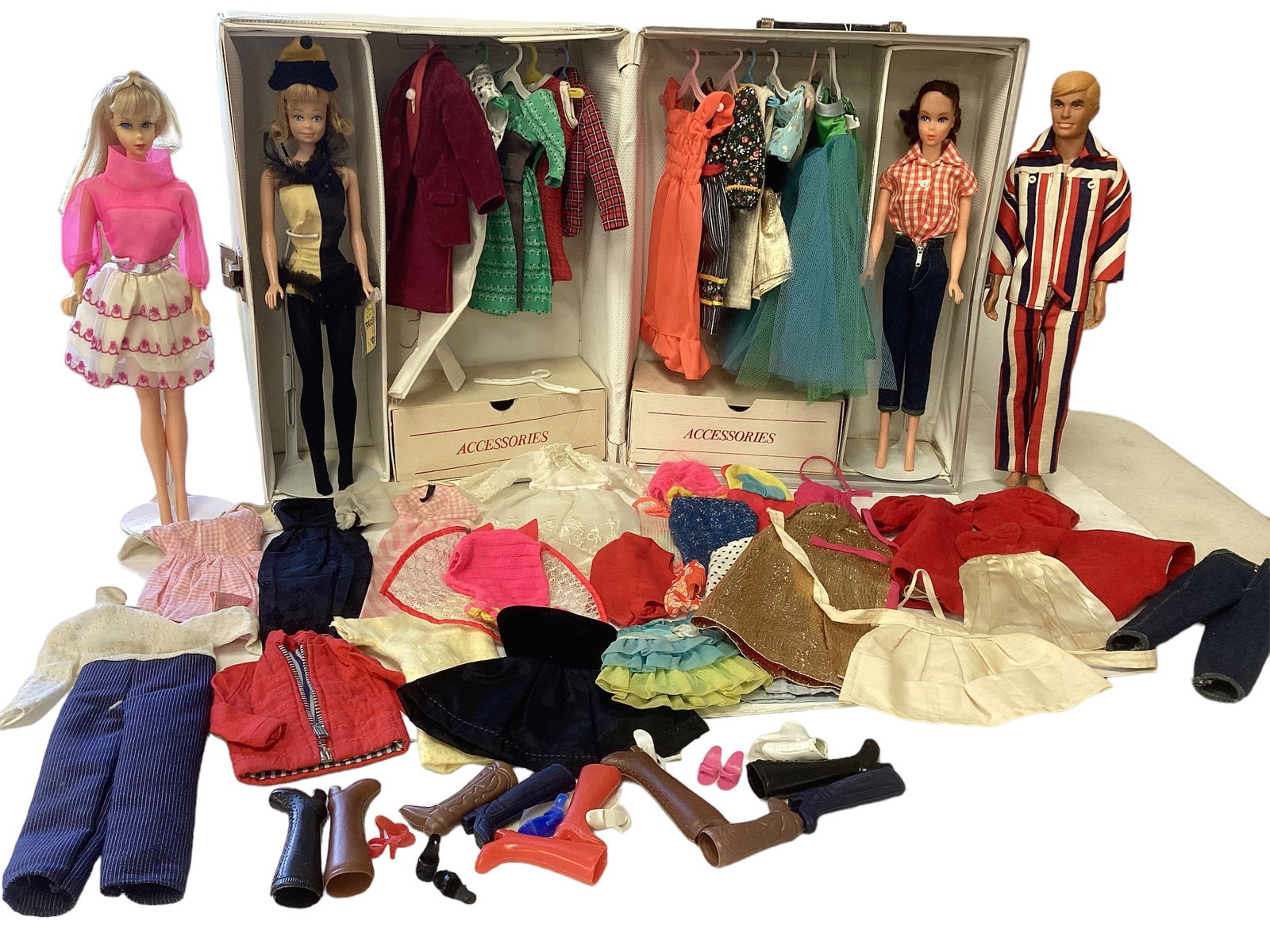 Tnt Barbie - Midge Doll - Malibu Ken Doll - Mod Barbie w/ Straight body w/ Case & Clothes: Tnt Barbie - Midge Doll - Malibu Ken Doll - Mod Barbie w/ Straight body w/ Case & Clothes (4) Dolls including (1) Blond TNT Barbie with high color makeup & long eyelashes - legs bend & click three tim