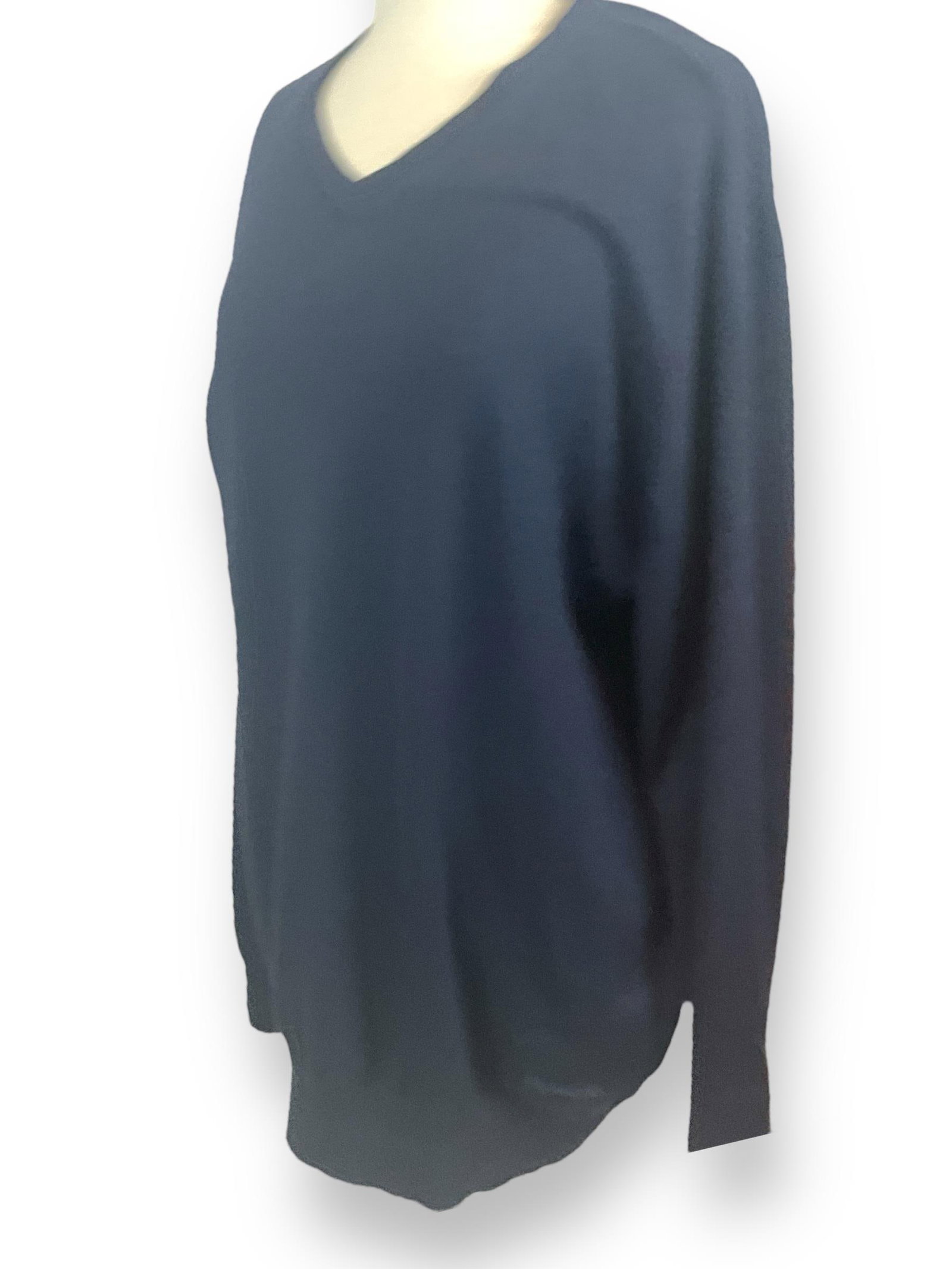 "Faconnable" Brand Men's Navy Sweater: "Faconnable" Brand Men's Navy Sweater Navy color men's XL sweater is made from a blend of Silk, Cashmere, and Cotton, is to be hand-washed with mild detergent. Sweater has a slight "V" neck and is tag