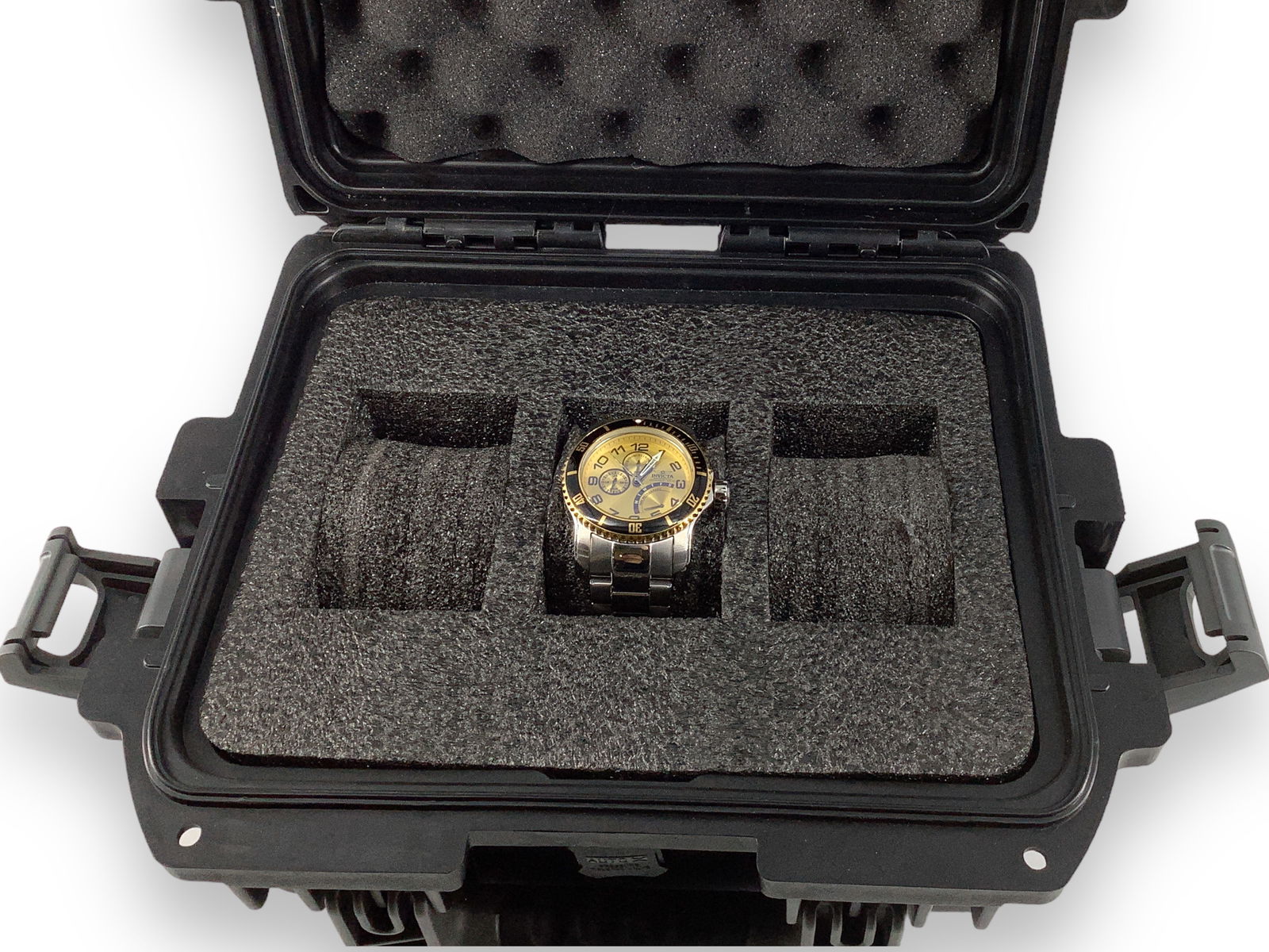 Invicta Watch Case Box with Chronograph: Invicta Watch Case Box with ChronographModel 15337 (Pro Diver), stainless steel case and bracelet, water resistant case back, fold-over clasp closure, polished metal finish, chronograph model wrist wa
