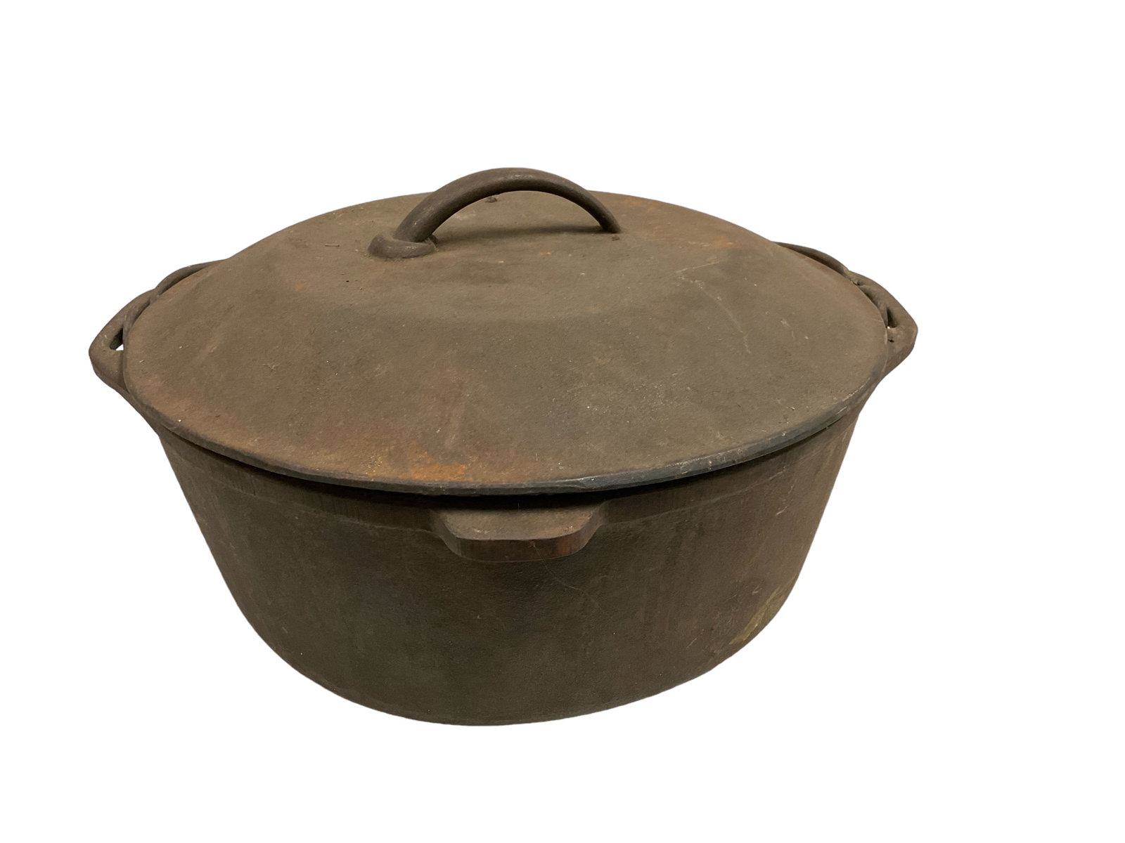 (1) Cast Iron Pot Dutch Oven with Lid and Handle: (1) Cast Iron Pot Dutch Oven with Lid and Handle Rust on bottom. Heavy. Pot 4 x 10 in. (10.2 x 25.4 cm.)