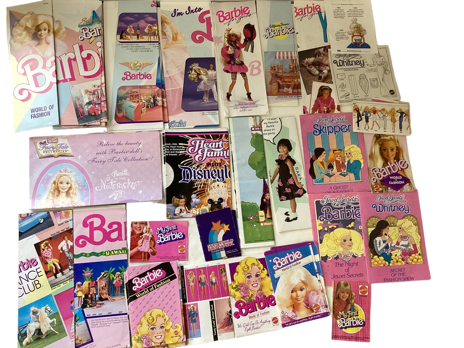 Large Lot of Barbie Vintage, Pink Box Booklets and Posters: Large Lot of Barbie Vintage, Pink Box Booklets and Posters Several Pink Boxed Barbie booklets and posters. Great nostalgia of Barbie booklets and posters. Nice Collection. From the Collection of Noah 