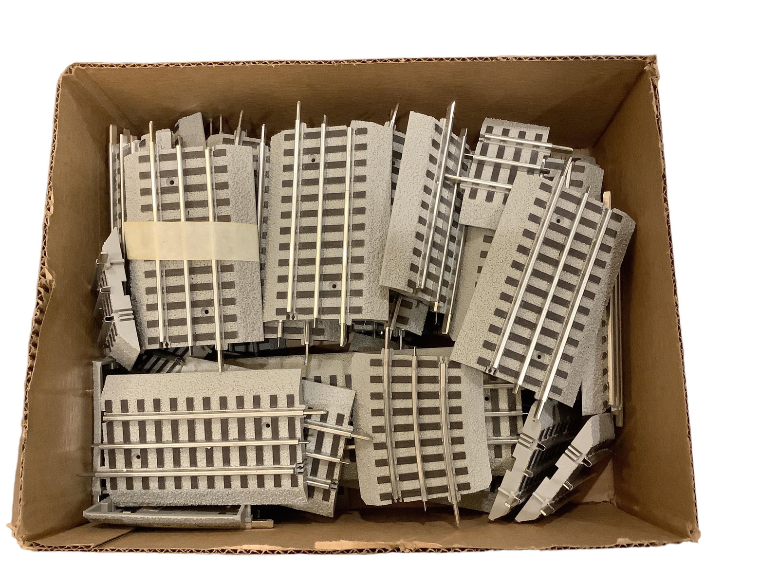 Lionel Modern Era: Lionel Modern Era Fastrack short pieces, approximately 50