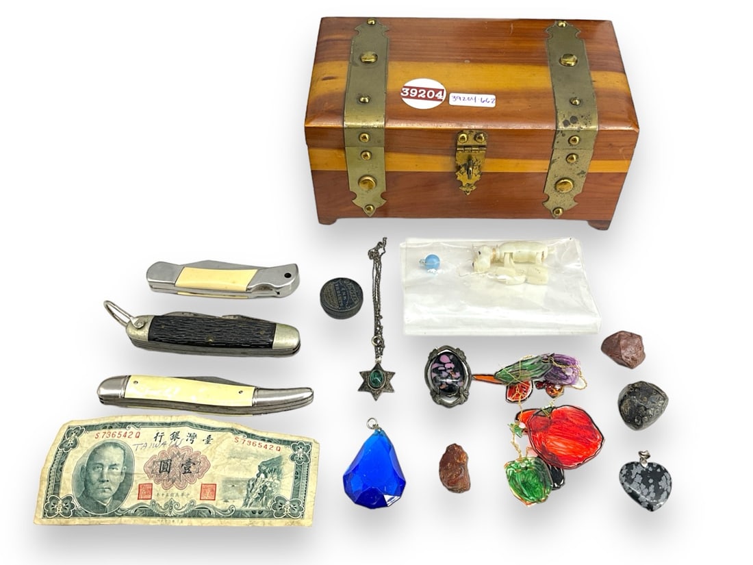 Wood Trinket Box w/Contents Including Silver Necklace: Wood Trinket Box w/Contents Including Silver NecklaceWood box is approx 7" wide, 3" tall and 4" deep, features brass straps and closure, contains a paper Taiwanese note, an agate heart pendant @ appro