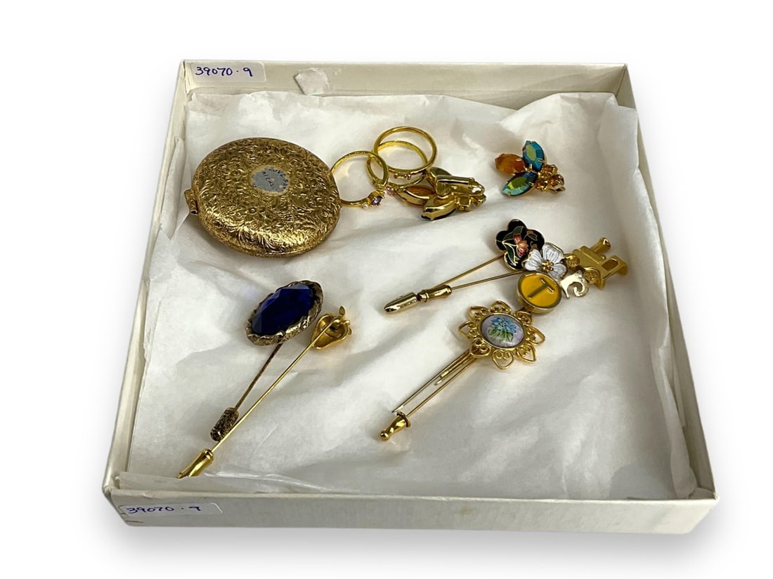 Gold-Tone Fashion Stickpins, Vintage Compact, Iridescent Earrings and Three Fashion Rings (1 of 6)