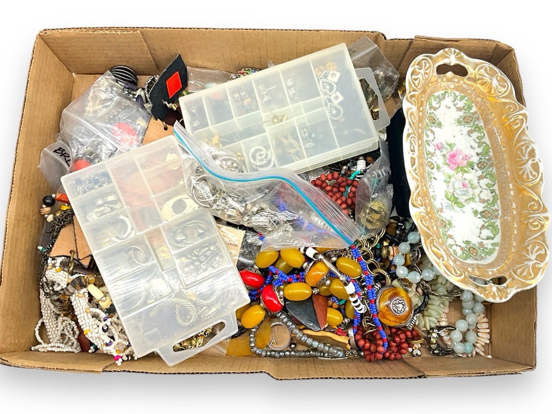 Box Lot Of Modern Accessories (1 of 7)