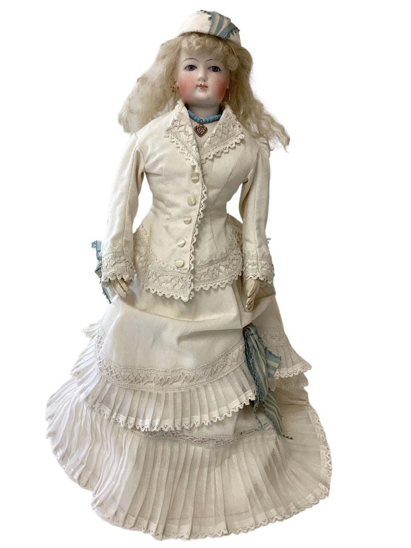 Unmarked Jumeau Fashion Lady. (1 of 7)