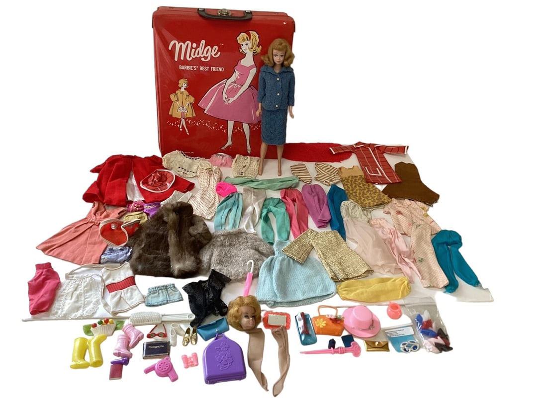 Pretty Midge Doll in Midge Case With Clothes and Accessories (1 of 10)