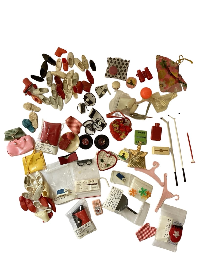 Box of Miscellaneous Vintage Tammy Doll Items (1 of 5)