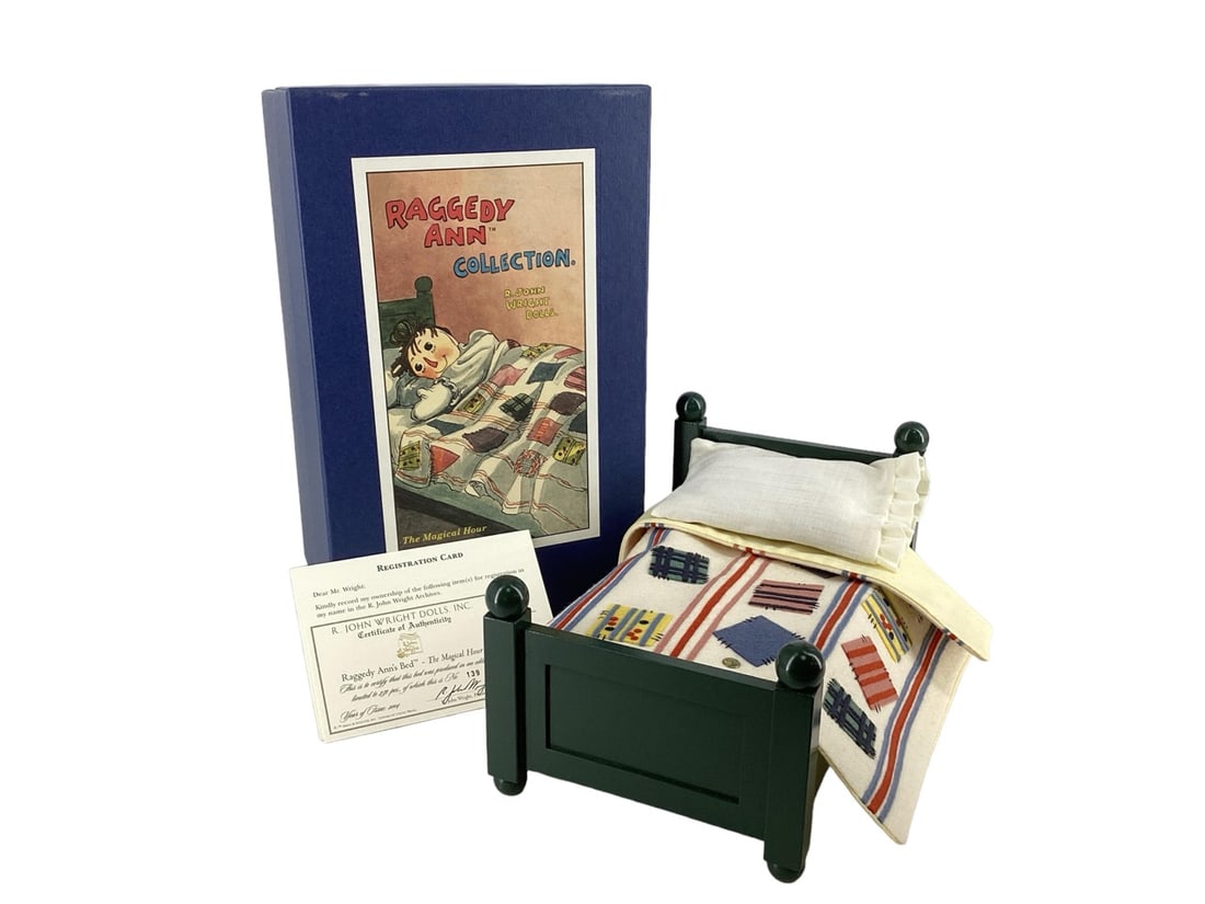 Raggedy Ann's Bed #139/500 by R. John Wright Dolls: Raggedy Ann's Bed #139/500 by R. John Wright DollsRaggedy Ann's Bed Custom-made painted wood 10" X 6" cotton mattress/bedding w/felt appliquÈ quilt.Date of Release: 2004Made for the 55th Na