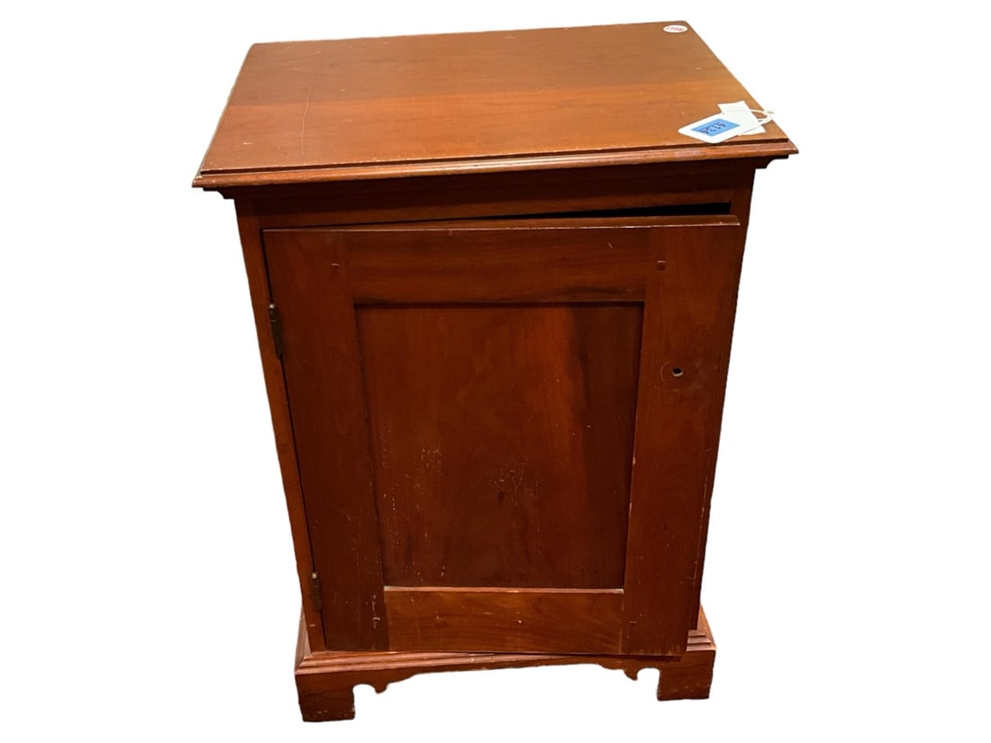 David T. Smith One Door Cabinet 28 x 20 x 15 in. (71.1 x 50.8 x 38.1 cm.): David T. Smith One Door CabinetNo pulls on the door.28 x 20 x 15 in. (71.1 x 50.8 x 38.1 cm.)