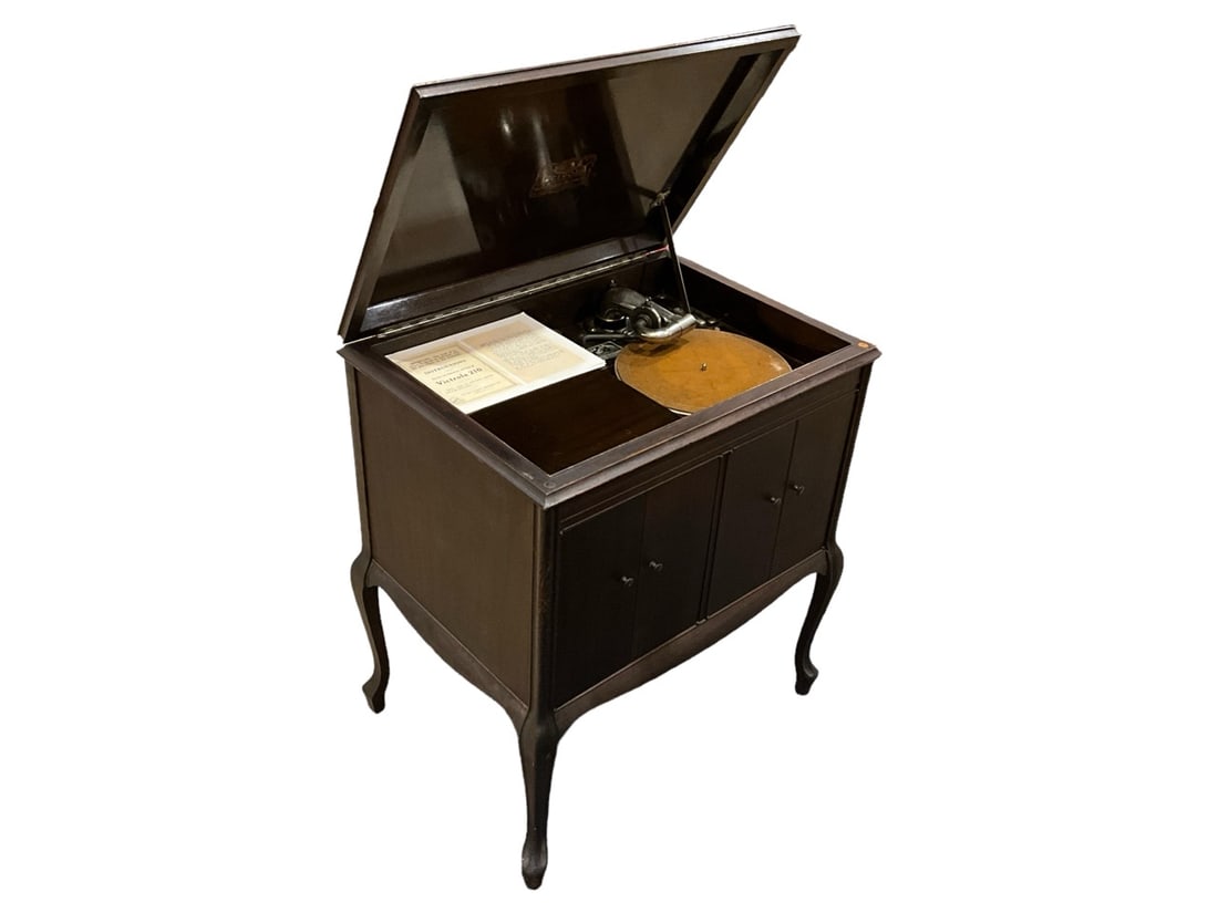 Victor Victrola 33 x 28 x 20 1/2 in. (83.8 x 71.1 x 52.1 cm.) (1 of 6)