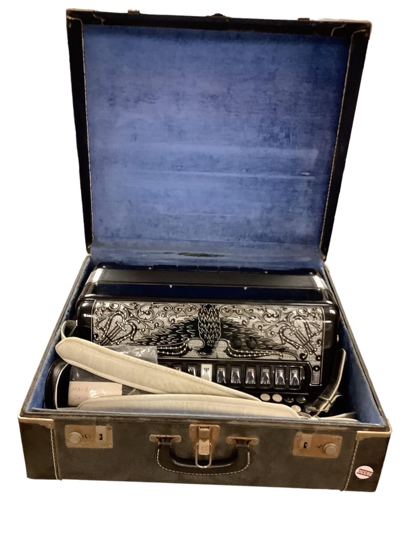 Accordion in Case: Accordion in CaseAccordion in case. Beautiful detailing! Pictures do not do it justice. Hard case.