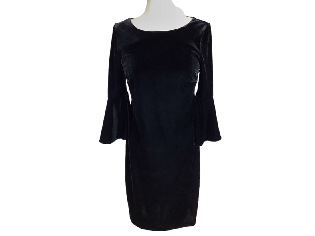 Calvin Klein Ladies Velvet Dress: Calvin Klein Ladies Velvet DressSize (6) like new condition, perfect for a candle lit dinner or day at the office, perfect day to night little black dress.