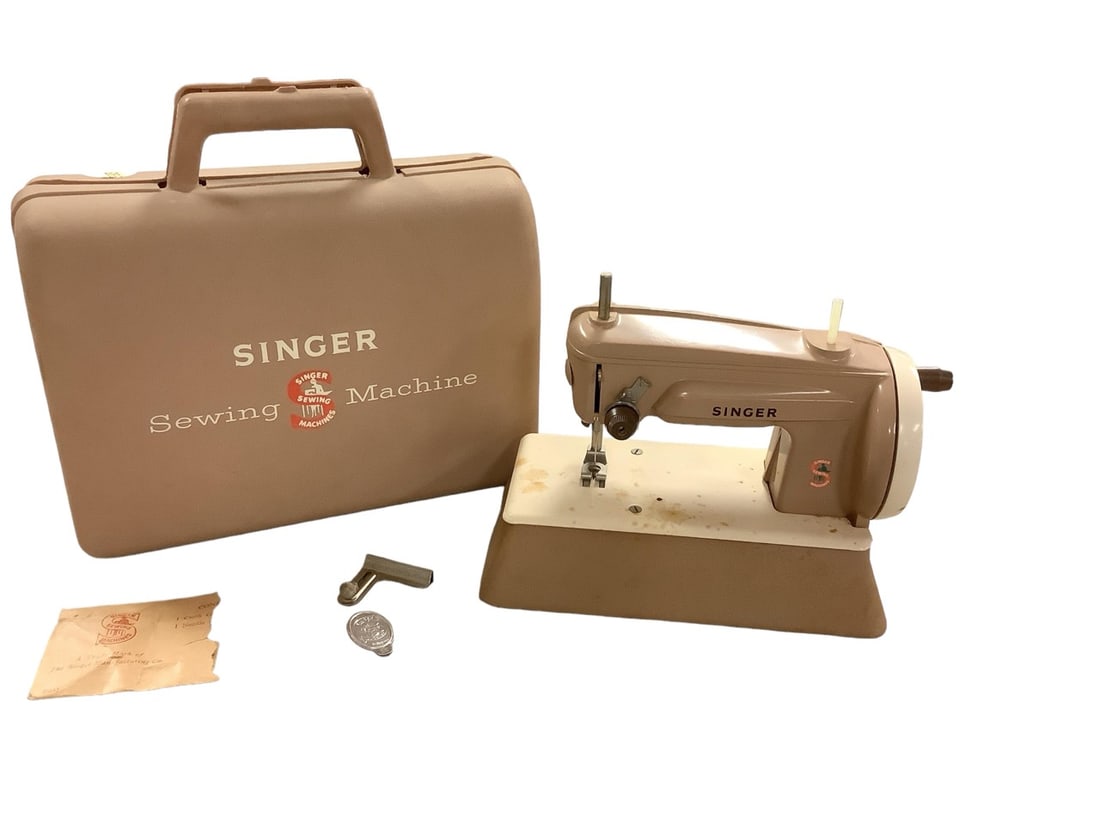 Child's Singer Sewing Machine w/ Case (1 of 3)