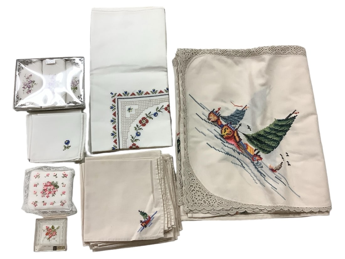 Nice Group of Table Linens and Hankies (1 of 8)