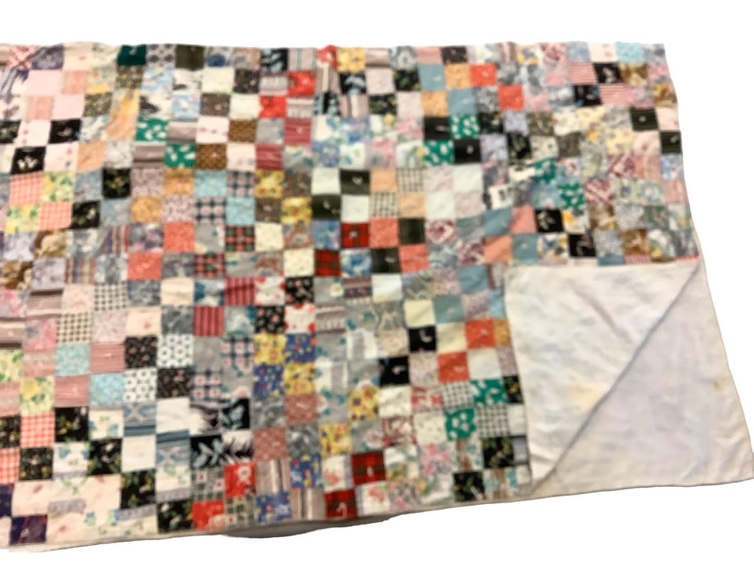 Handmade Quilt: Handmade Quilt Approx 82"x69", very thin material.
