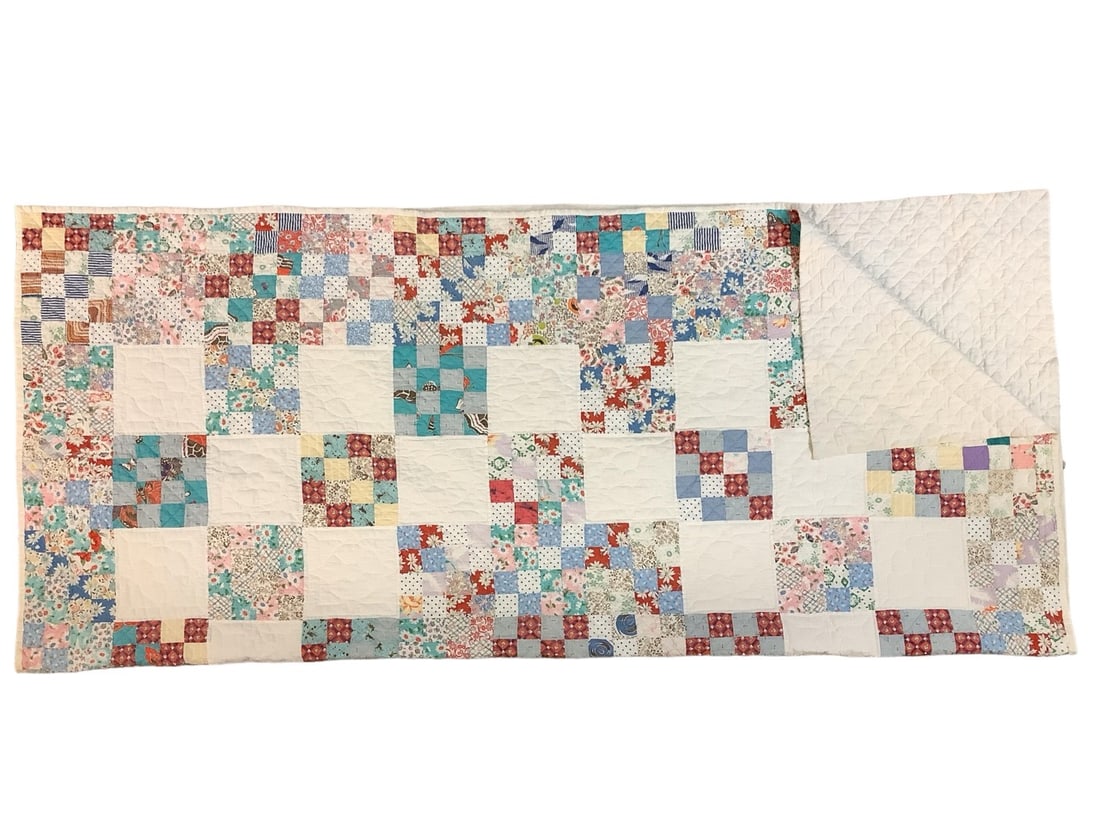 Quilt: Quilt Approx 71"x79", minor stains and discoloration