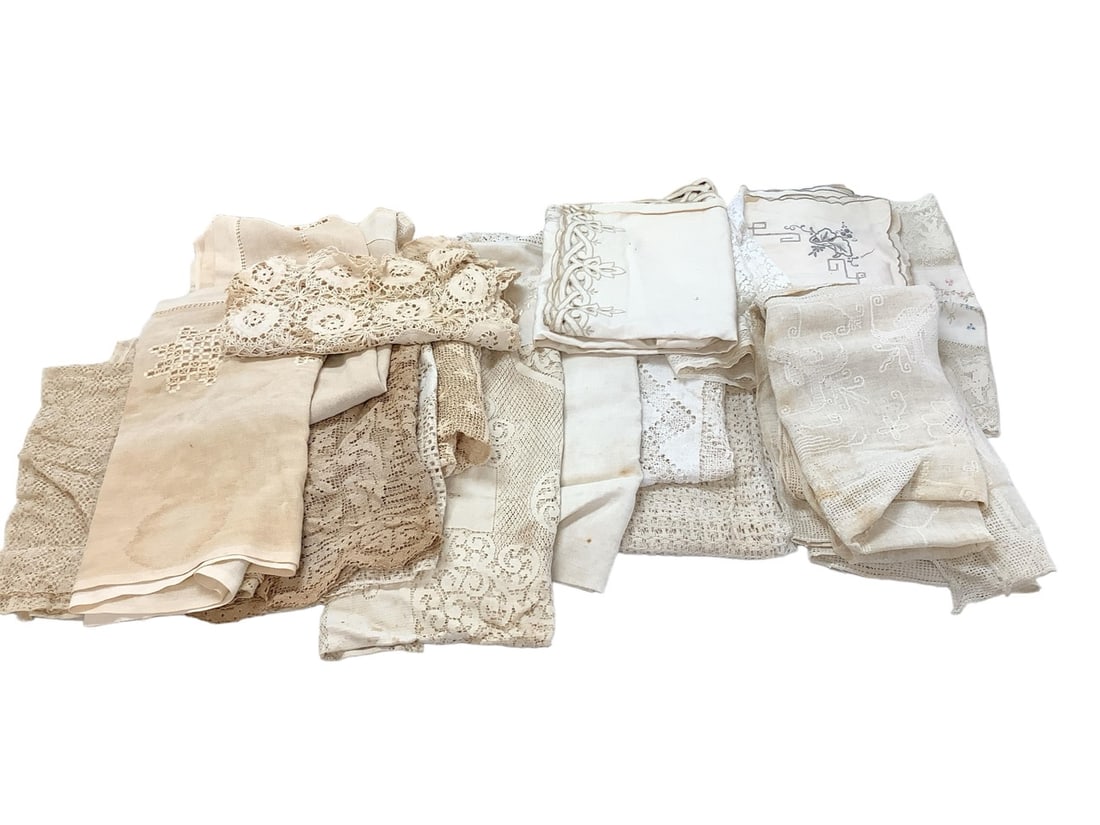 Vintage Table Linens: Vintage Table LinensSizes vary from 12" and up.
