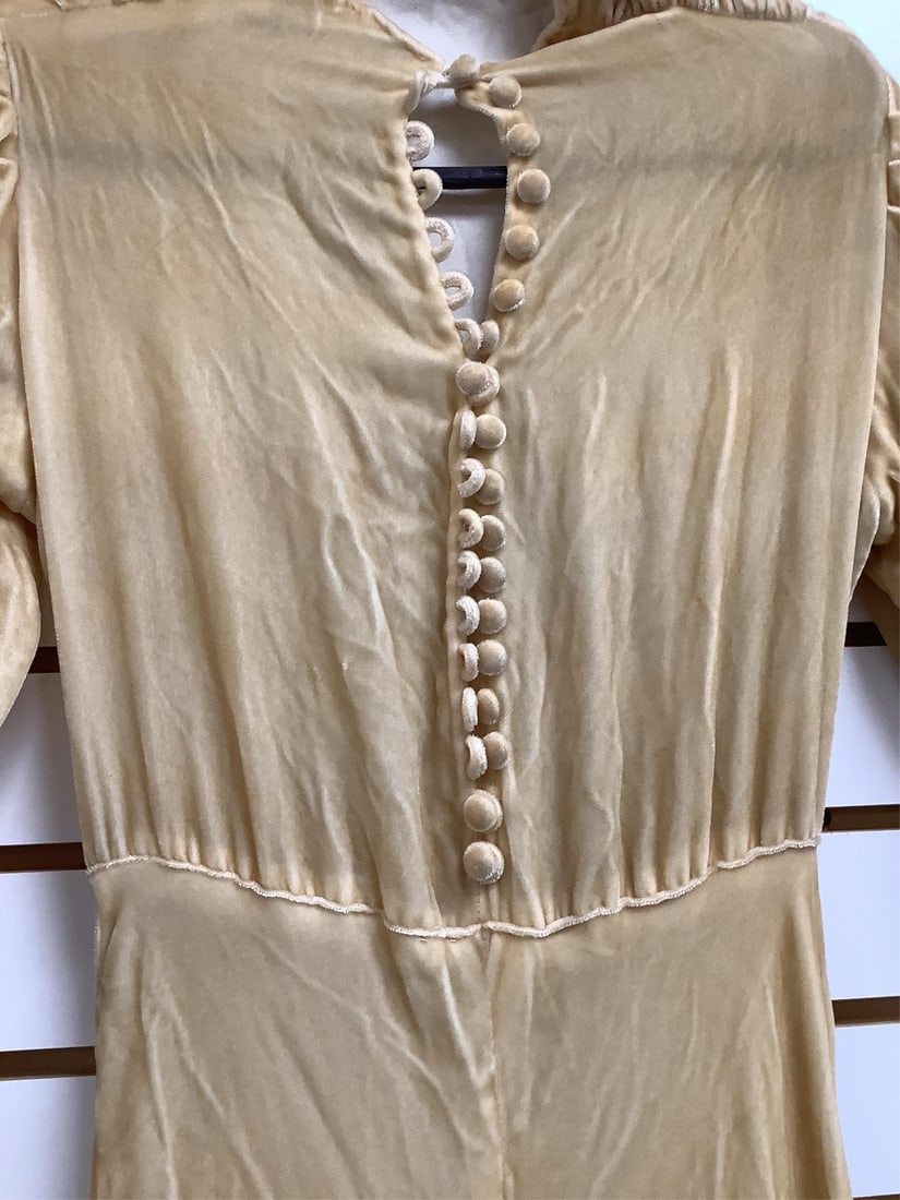 1930's Velvet Feather Weight Dress ~ 63" shoulder to front hem ~: 1930's Velvet Feather Weight DressHigh low dress has snaps on side and buttons up the back.Dress is; 17" underarm to underarm. 13" hip to hip. 25" sleeves.~ 63" shoulder to front hem ~