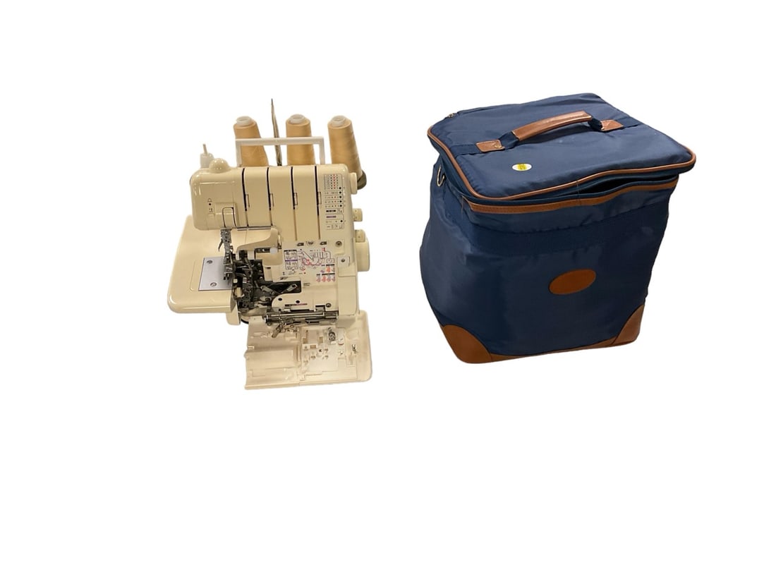 Bernina 2000DCE with Carrying Bag: Bernina 2000DCE with Carrying Bag Foot pedal, (4) thread holder, extra attachments