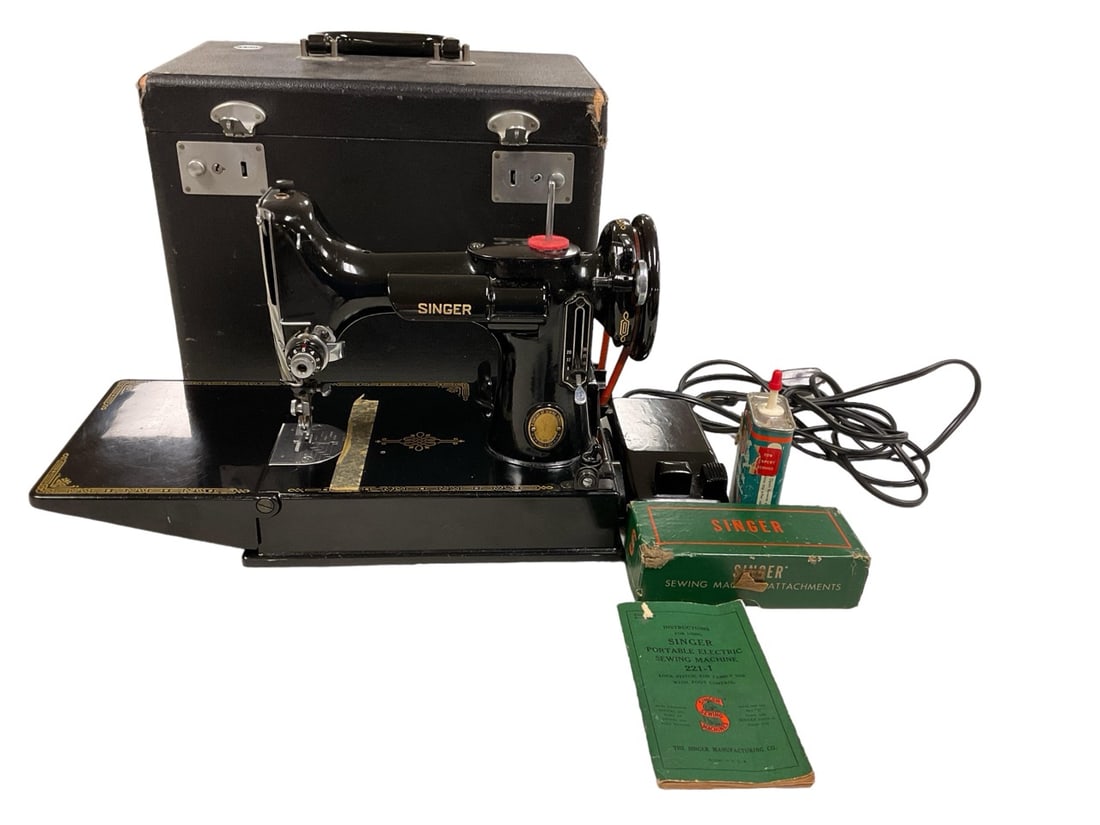 Singer Featherweight Sewing Machine w/ Case (1 of 8)
