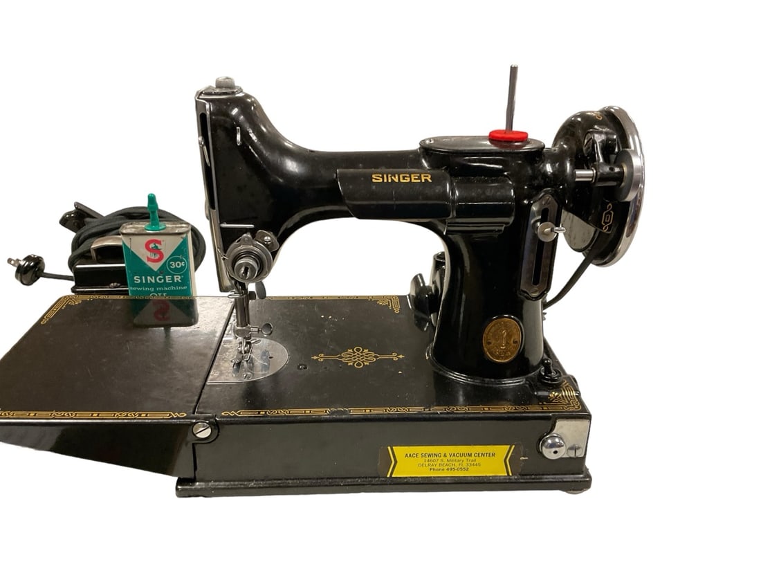 Singer Featherweight Sewing Machine with Case (1 of 5)