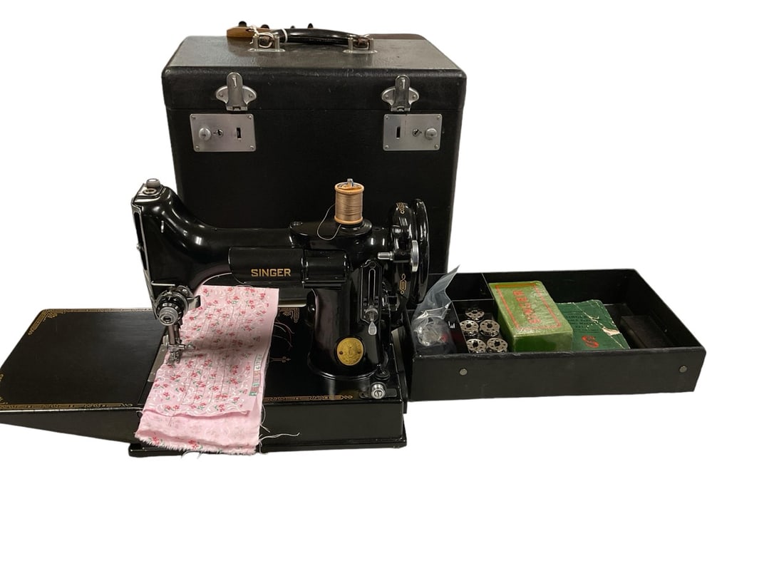Singer Featherweight Sewing Machine (1 of 9)