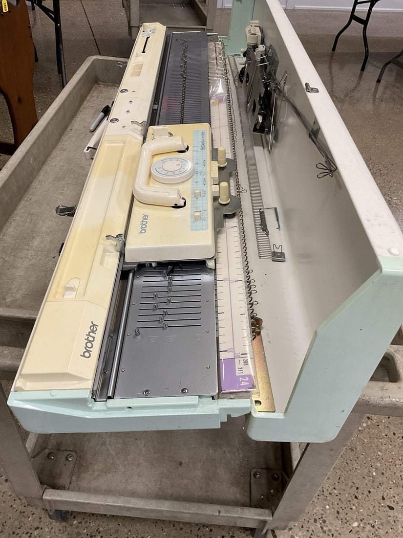 Eleganza Brother KH - 260 E (1 of 1)