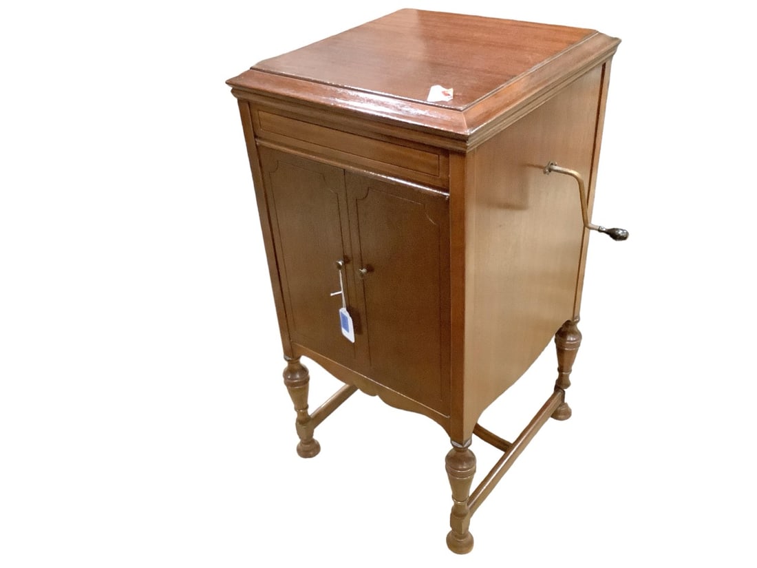 Victor Victrola Model VV 4-3 37 x 19 x 19 3/4 in. (94 x 48.3 x 50.2 cm.) (1 of 1)