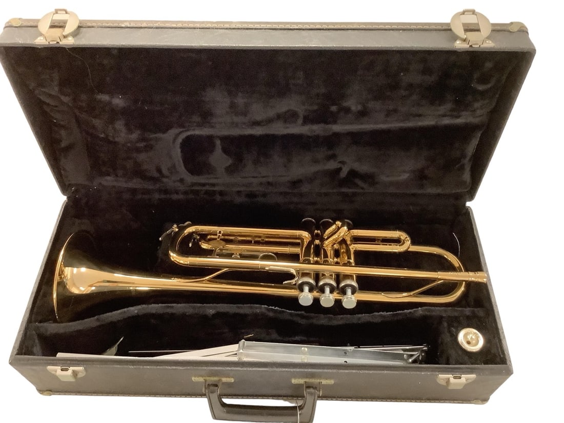 Vintage Holton Trumpet with Music Stand and Case Approx 21.25"L x 6.25"H x 9.75"Diul: Vintage Holton Trumpet with Music Stand and CaseCollegiate model; music stand and case includedApprox 21.25"L x 6.25"H x 9.75"Diul