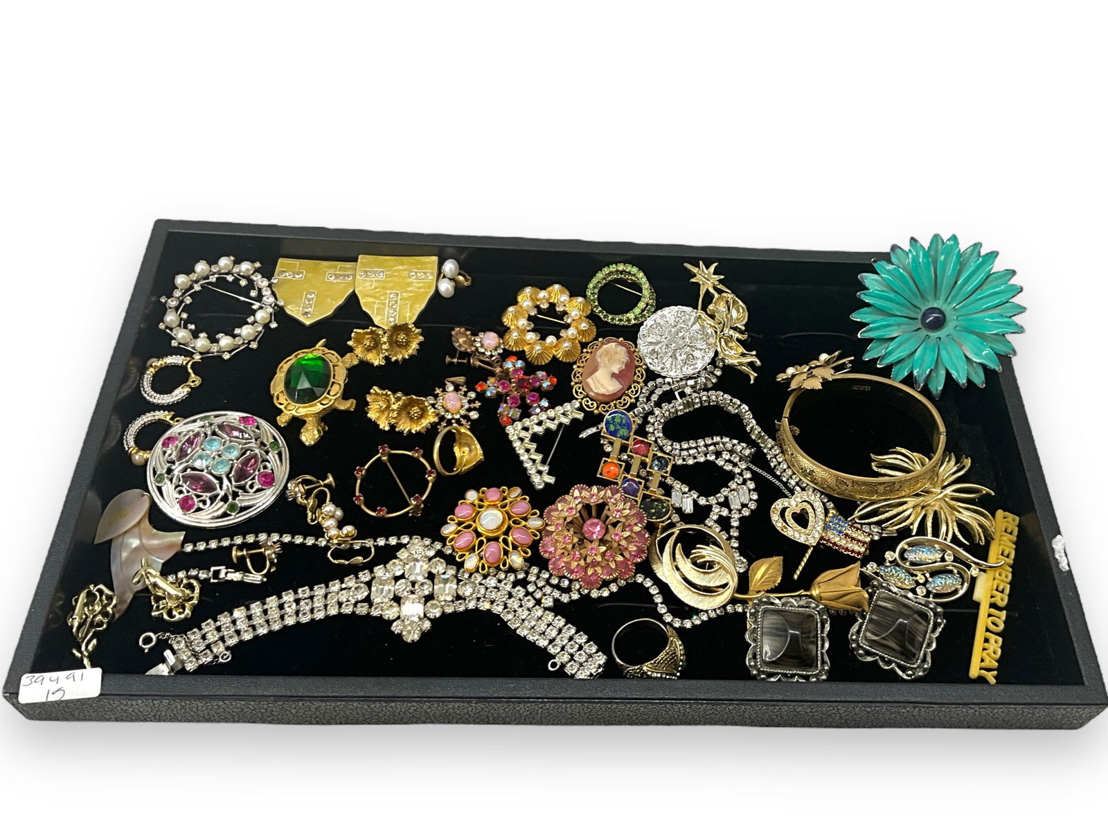 Box Lot Of Vintage Accessories (1 of 18)