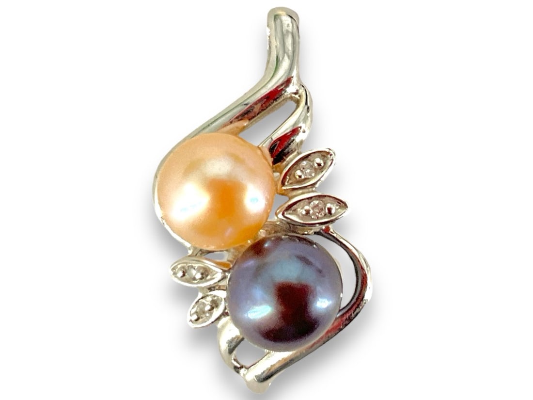 14kt White Gold and Duo of Pearls Pendant: 14kt White Gold and Duo of Pearls Pendant Stamped 14kt white gold, 2.5 grams total weight, 24.75mm in size, with pair of 7.0mm cultured Tahitian and peach-colored pearl rounds (pearls exhibit strong l